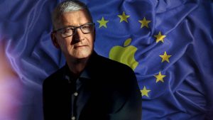 Tim Cook mirando serio con la bandera de la UE y el logo de Apple de fondo, representando el conflicto regulatorio.