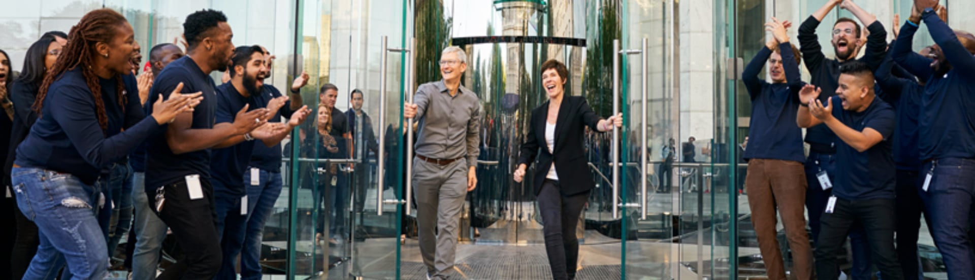 Banner con Tim Cook abriendo la puerta del Apple Store de N.York junto a sus trabajadores