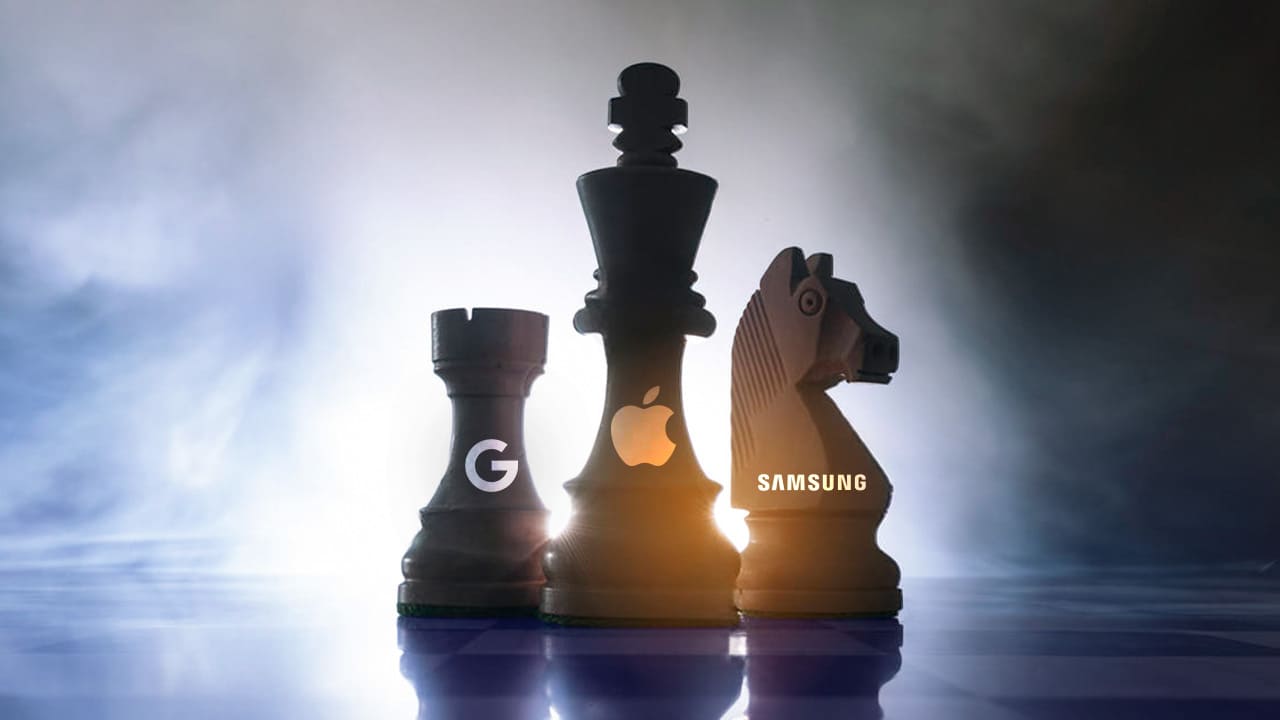 Piezas de ajedrez con los logos de Apple, Google y Samsung en una escena de estrategia