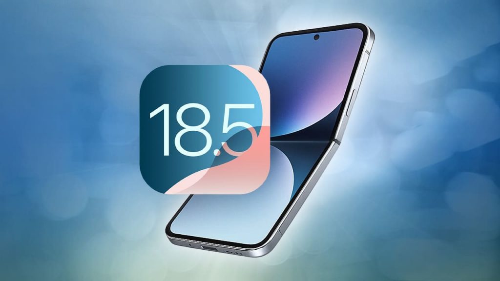 Logo de iOS 18.5 junto a concepto visual de iPhone plegable sobre fondo azul, ilustrando las novedades discutidas en el episodio 312 del podcast La Manzana Mordida+