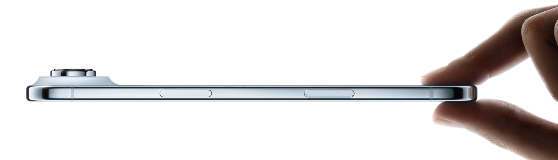 Perfil lateral del nuevo iPhone Air sujeto por unos dedos que enfatizan su diseño de mínimo grosor y su acabado metálico.