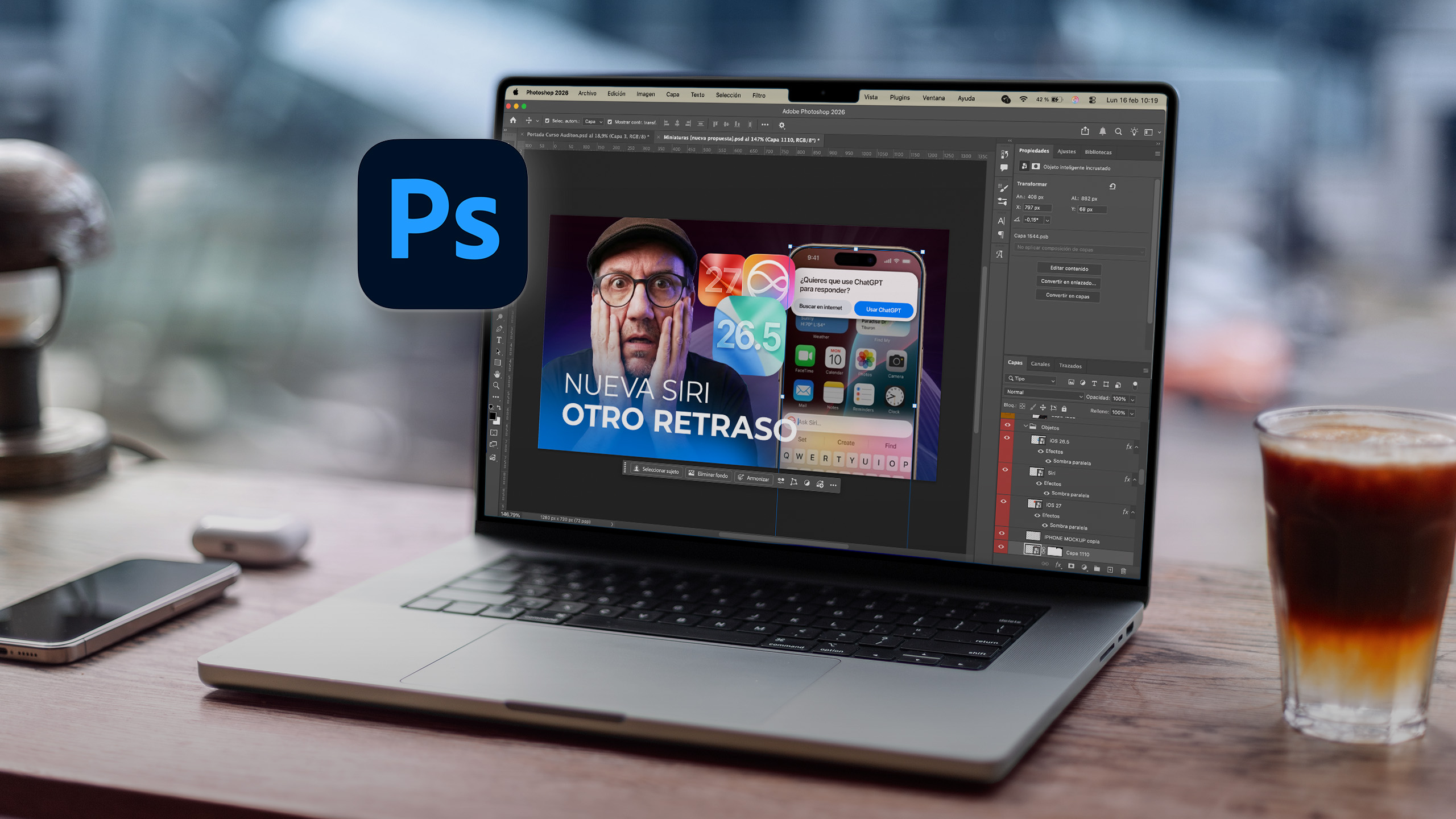 MacBook con Adobe Photoshop abierto editando una miniatura de YouTube junto al icono de Photoshop.