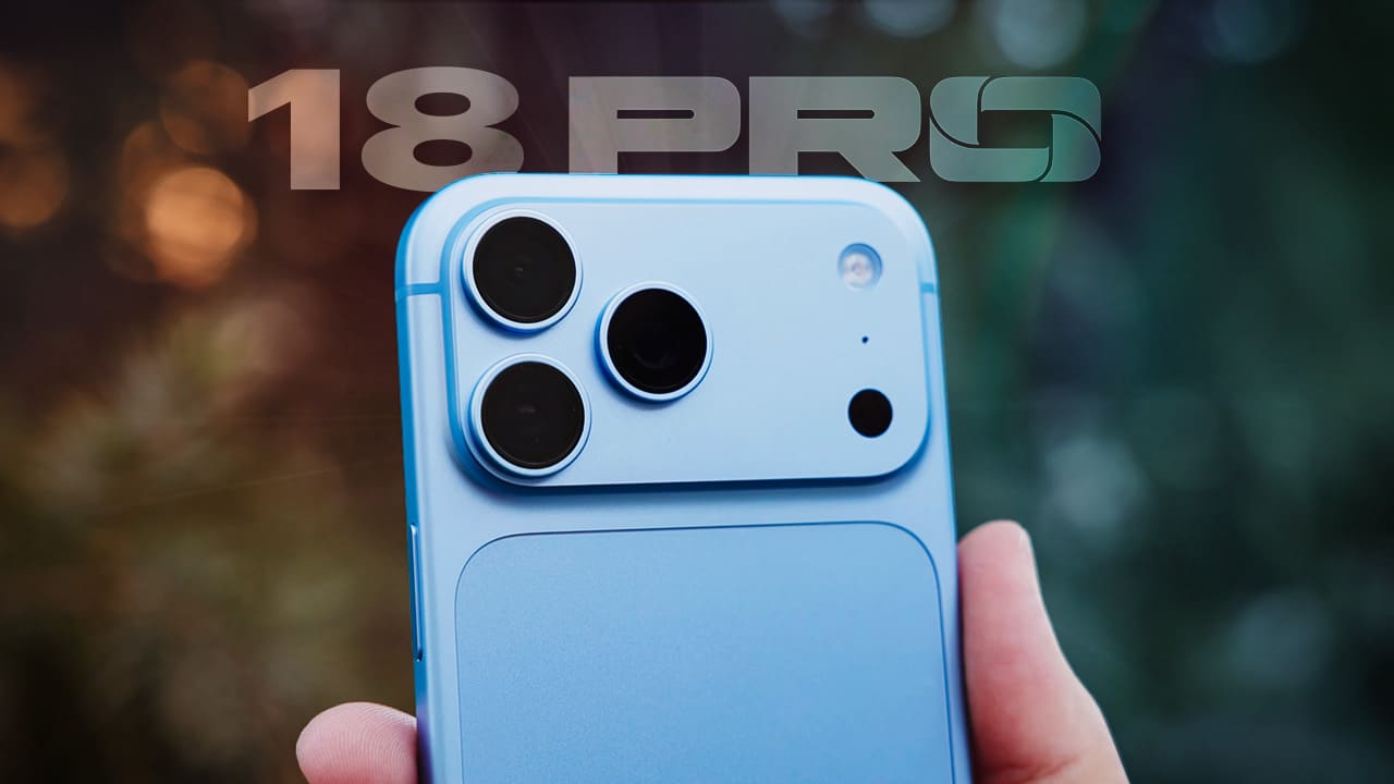 iPhone 18 Pro Max azul visto por detrás, sostenido en una mano, con sus tres cámaras en primer plano.
